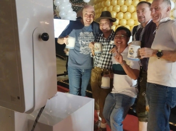 Đám Cưới "Chất" Như Phim: Khi Máy Gắp Thú & Photobooth Soán Ngôi Những Thủ Tục Cũ Kỹ